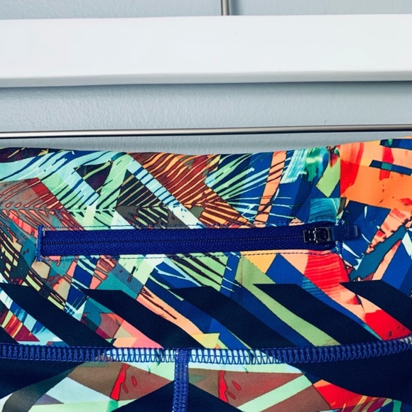 ATHLETA Blue Orange Sonar Kaleidoscope Colorful Chevron Cropped Leggings Sz L - Picture 6 of 11